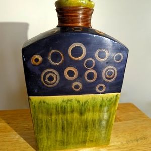 Vase, beautiful, new green on bottom. Black on top half with a circle pattern